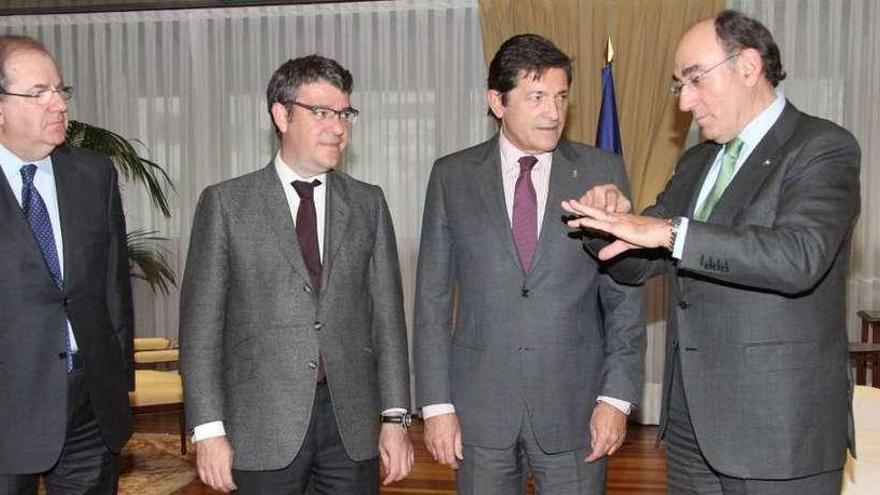 Por la izquierda, el presidente de Castilla y León, Juan Vicente Herrera; el ministro de Energía, Álvaro Nadal; el presidente asturiano, Javier Fernández, y el presidente de Iberdrola, Ignacio Sánchez Galán, el pasado noviembre.