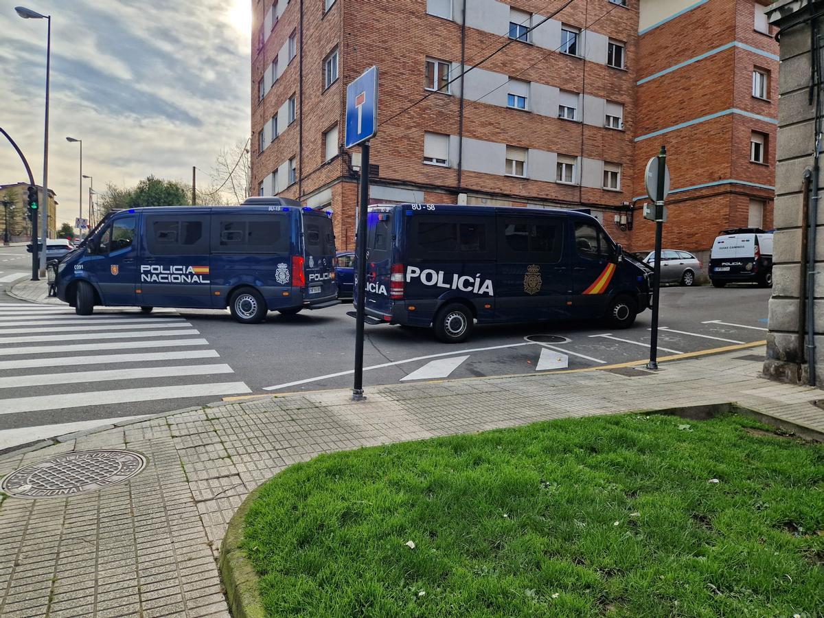 Los vehículos policiales desplegados en San Lázaro.