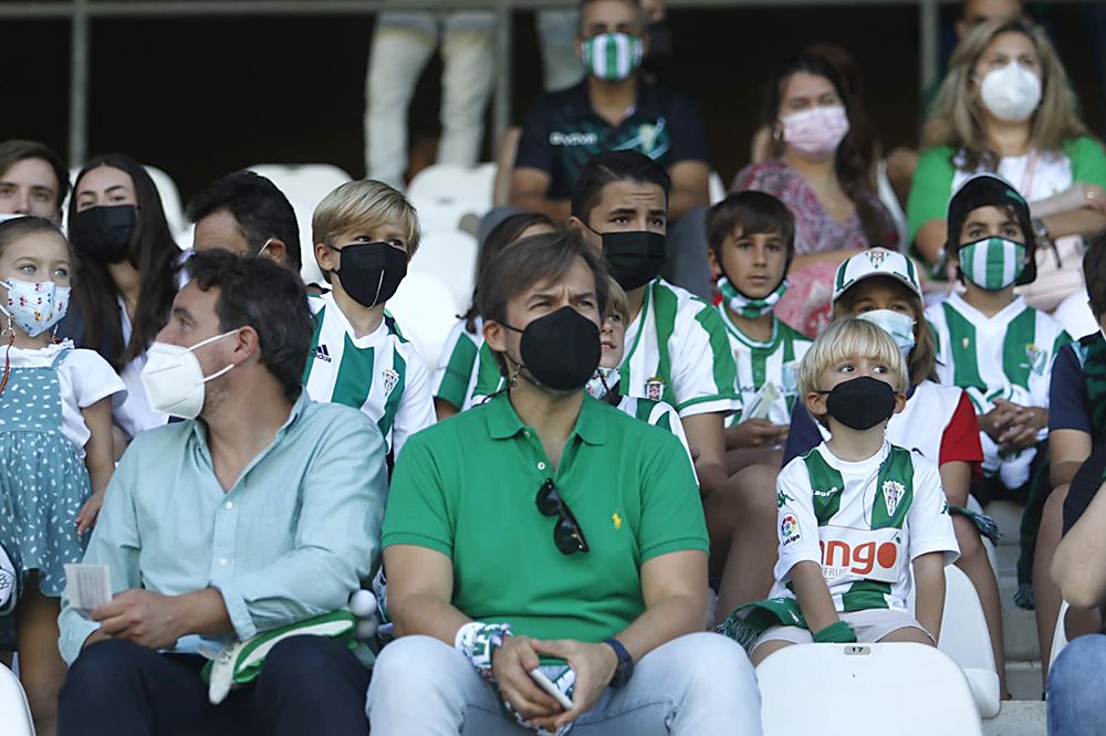 Aficionados asistentes al Córdoba CF-UD San Fernando