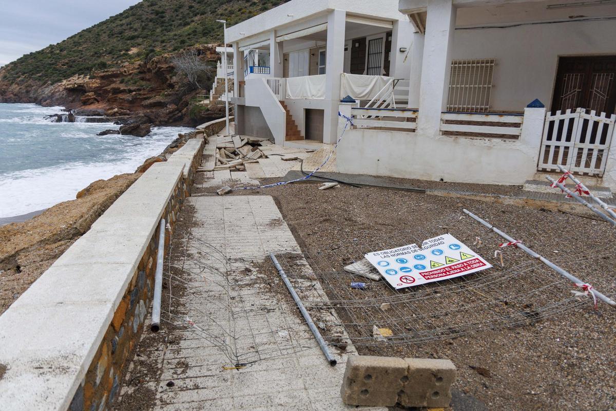 Estado del paseo del Portús tras los últimos temporales en el litoral de Cartagena