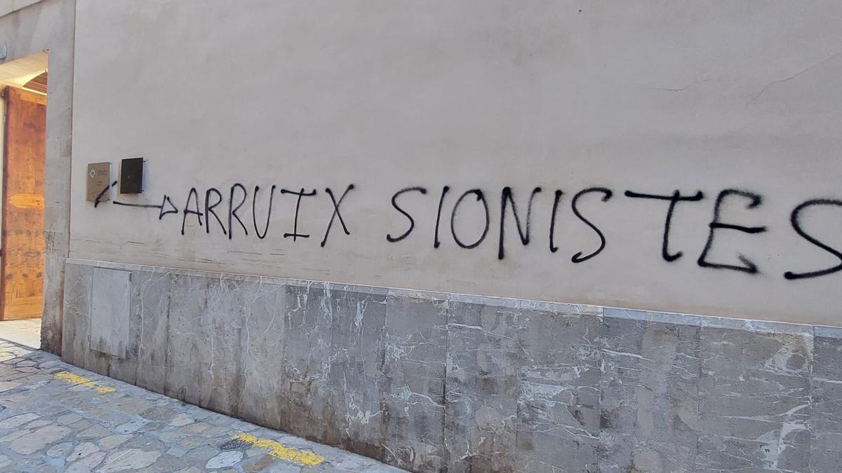 La pintada en Ca n'Oleo contra la charla del antropólogo proisraelí Francisco Gil-White