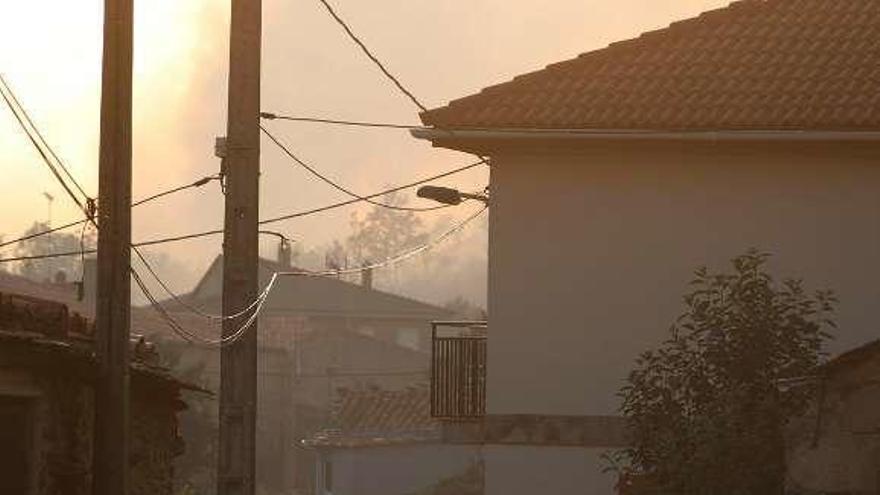 Una vecina pasea por las calles de Videmala .