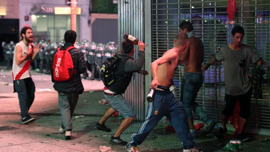 Disturbios en Buenos Aires para dispersar a los violentos que celebraban la victoria del River