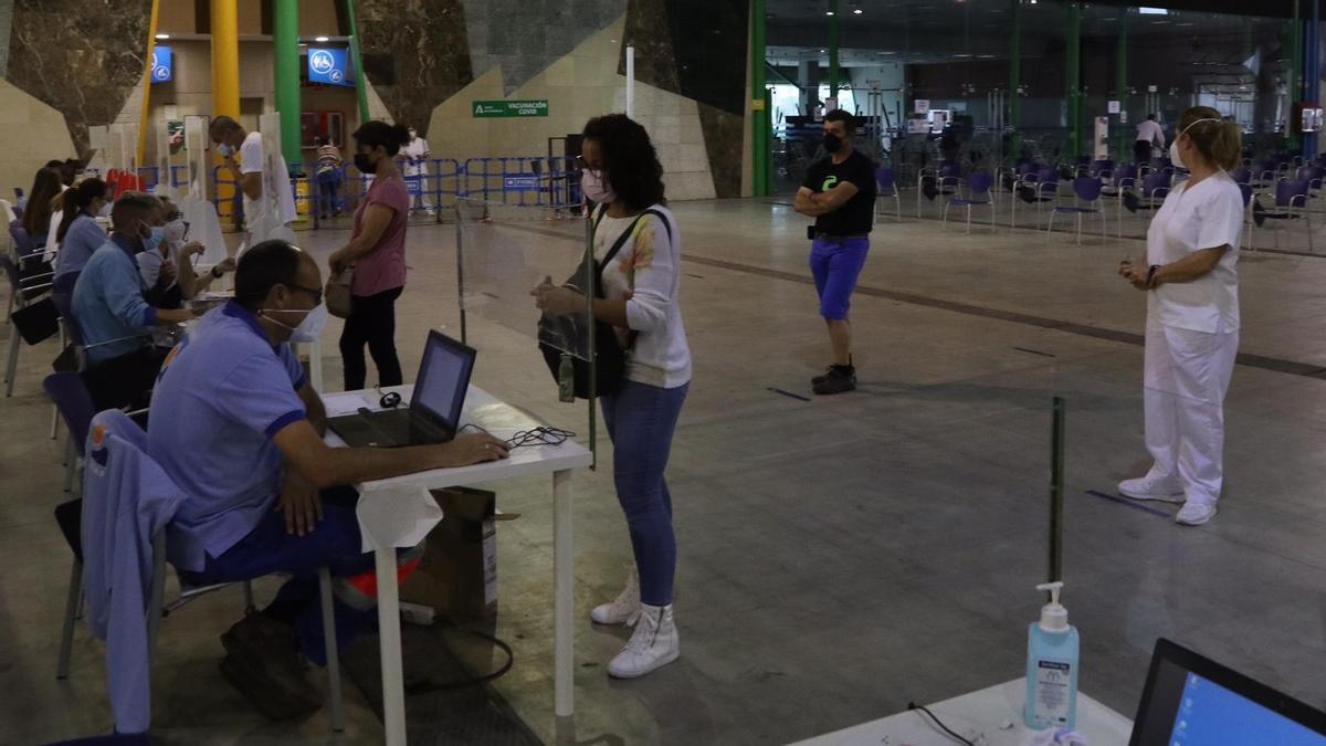 Punto de vacunación masiva, en el Palacio de Ferias de Málaga.