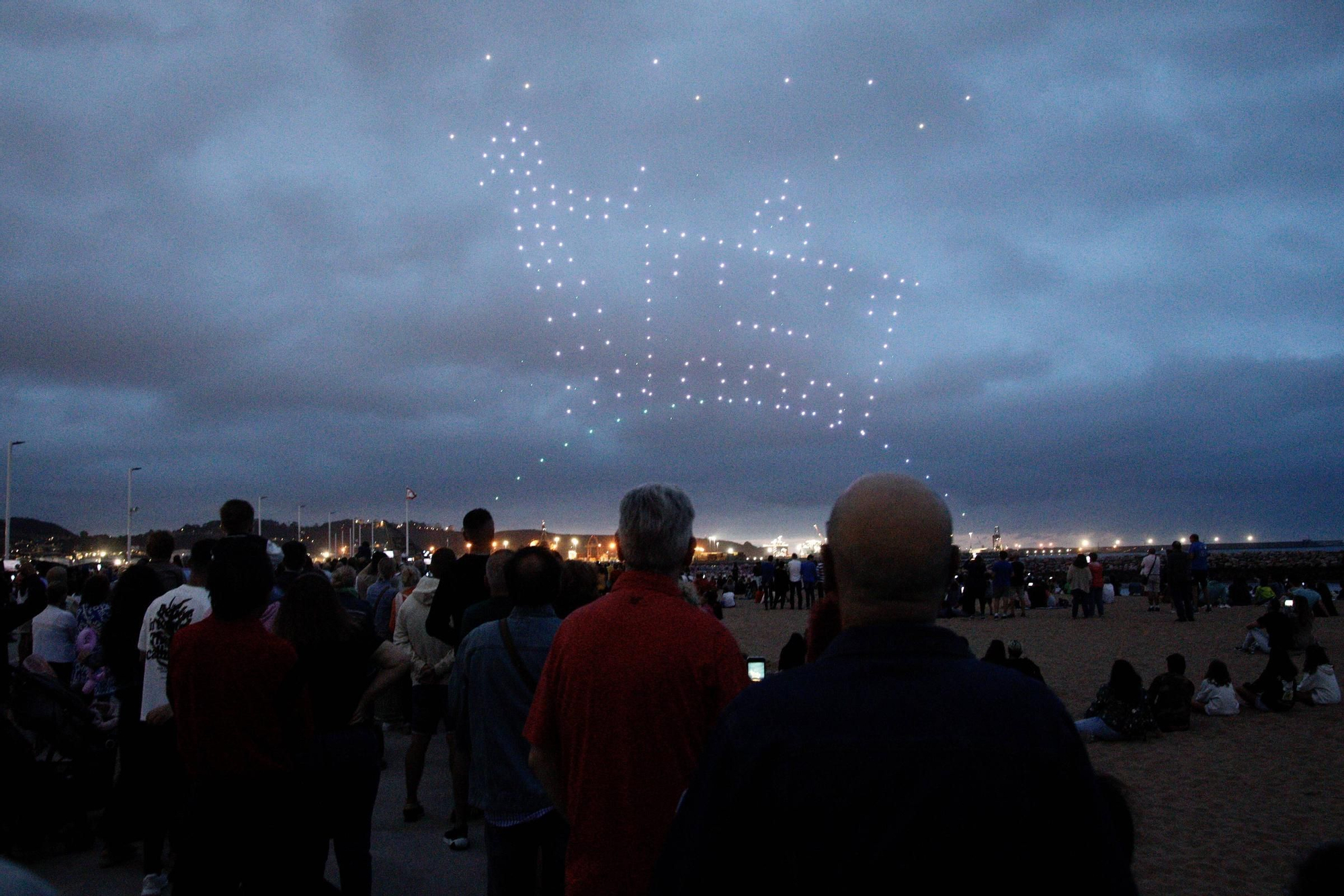 Así ha sido la primera cita de la noche de los drones en Gijón