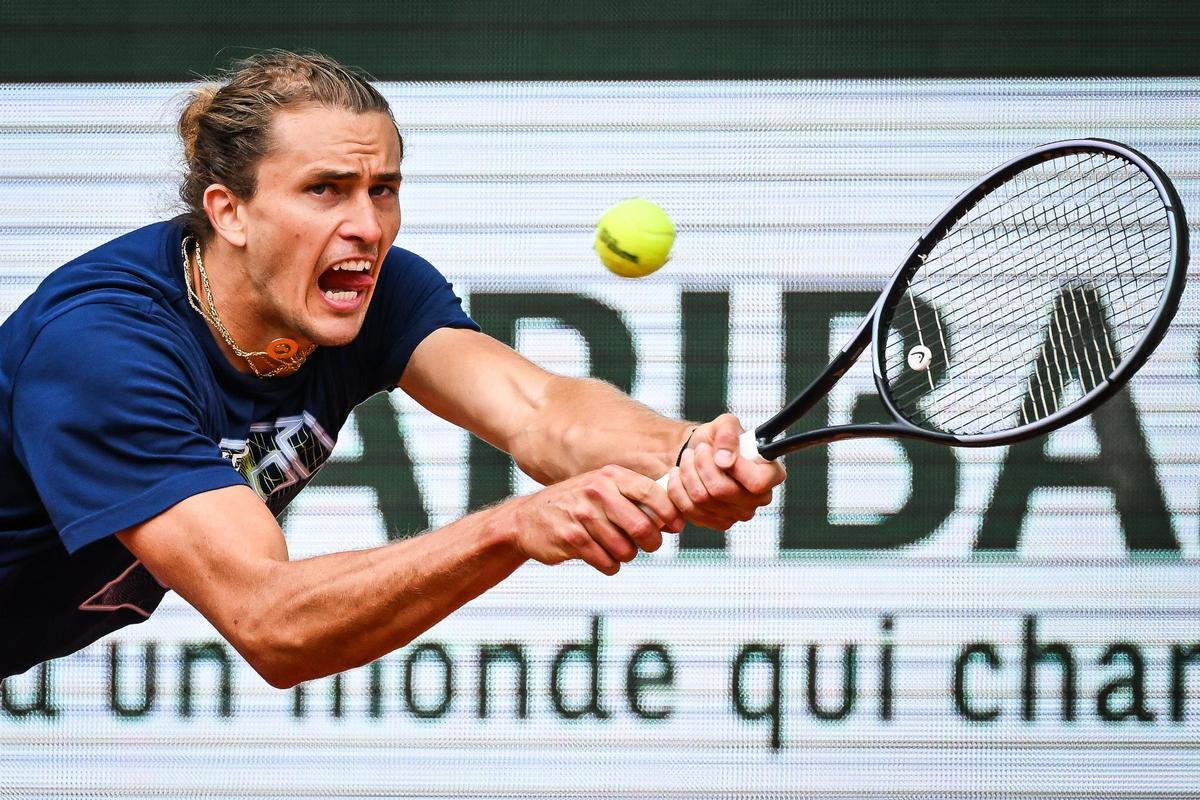 23 May 2024, France, Paris: German tennis player Alexander Zverev in action during a training session ahead of the Roland-Garros &quot;French Open 2024&quot;, Grand Slam tennis tournament at Roland-Garros Stadium. Photo: Matthieu Mirville/ZUMA Press Wire/dpa