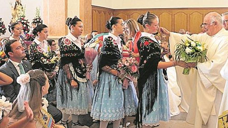 Peñíscola honra a su patrona con danzas típicas y la ofrenda floral