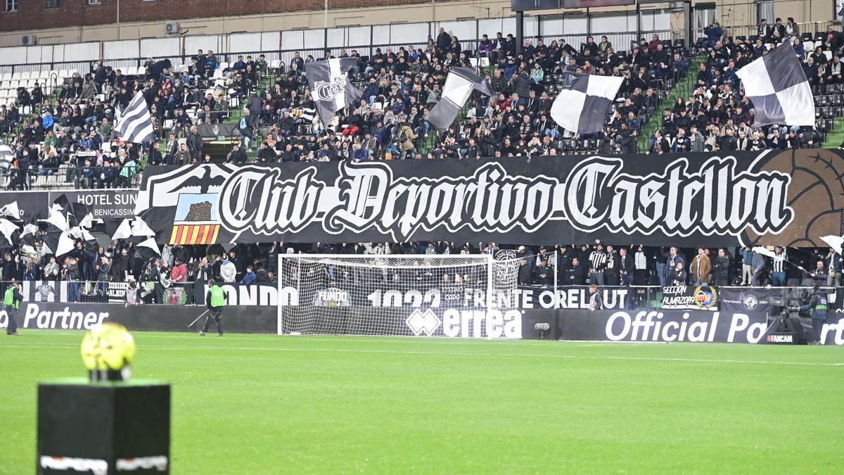 El tifo de la afición albinegra, en el Castellón-Mirandés
