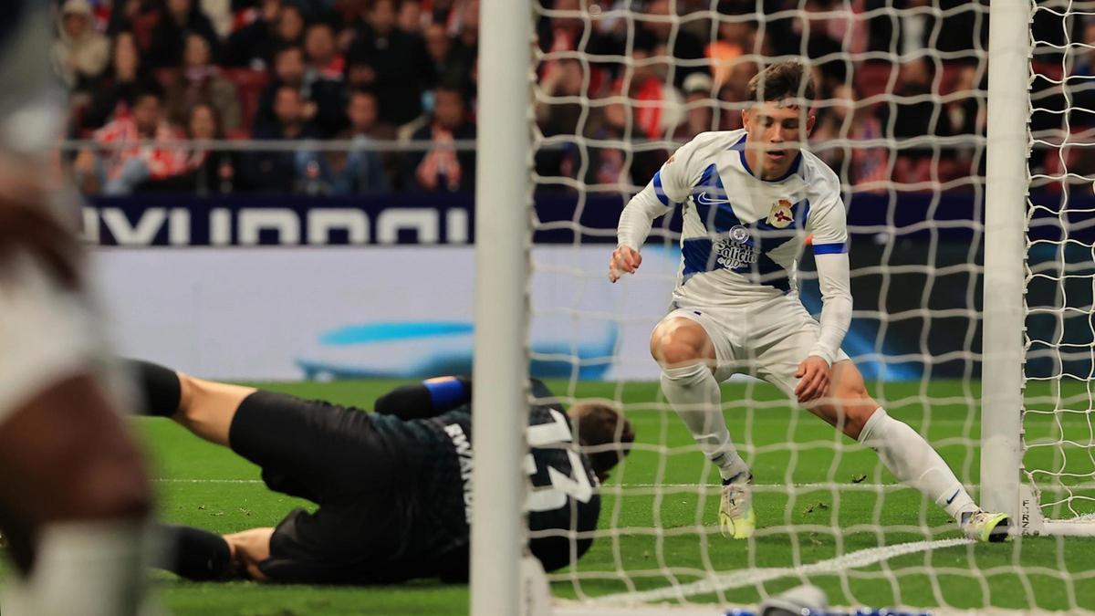 Así fue la jugada que lo pudo cambiar todo para el Deportivo ante el Atlético: Kevin Sánchez no se lo podía creer