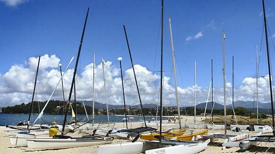 Catamaranes del Punto Pasión, ayer, en su nueva ubicación en el centro de la playa de A Ladeira.