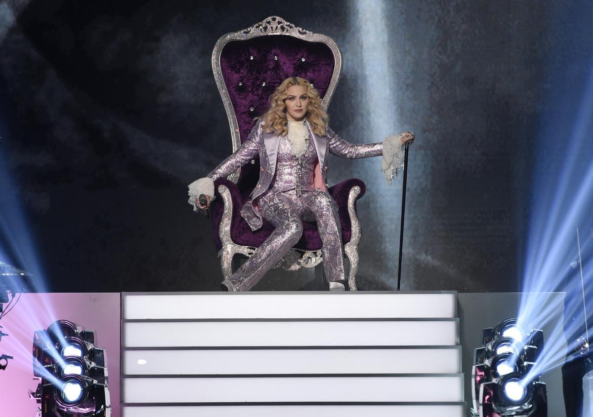 Madonna, en un trono morado.