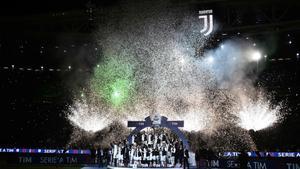 Los jugadores de la Juventus celebran el título de la Serie A italiana tras concluir el partido de liga contra el Atalanta BC en el estadio Allianz de Turín.