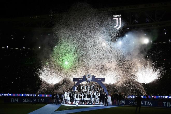 Los jugadores de la Juventus celebran el título de la Serie A italiana tras concluir el partido de liga contra el Atalanta BC en el estadio Allianz de Turín.