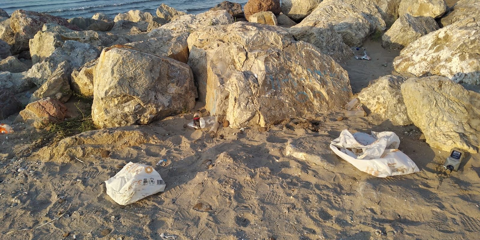 Bañistas denuncian la presencia de basura de botellones en la playa de la Pobla de Farnals