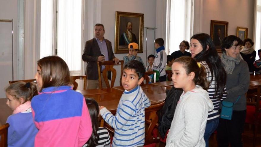 Niños de Rascasa visitan el Palacio Consistorial