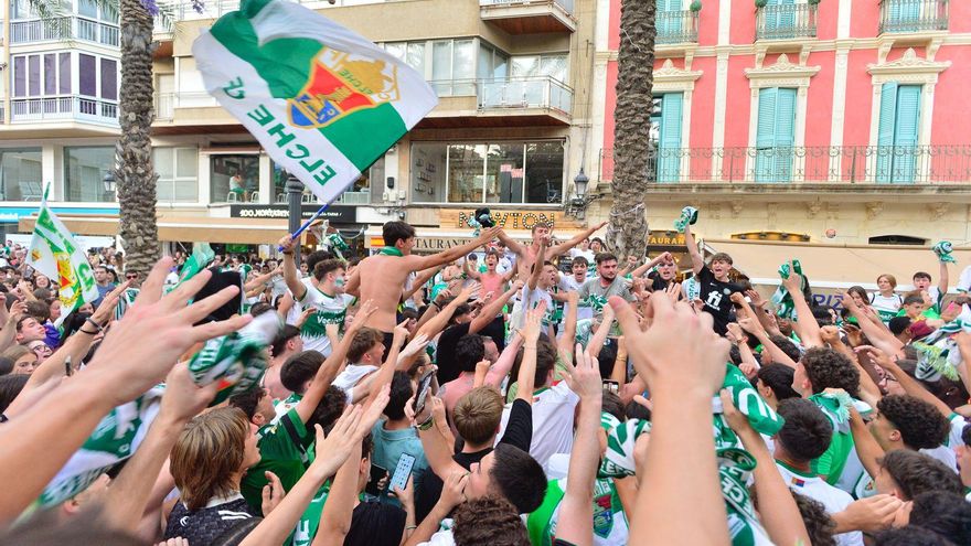 La afición del Elche CF conquista La Glorieta: así es la celebración de los franjiverdes