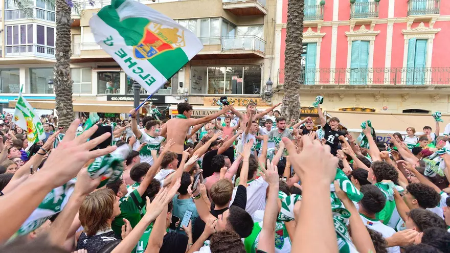 La afición del Elche CF conquista La Glorieta: así es la celebración de los franjiverdes