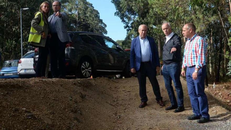 Visita del alcalde y Tourís a la zona de O Terrón en la que se construye el carril de bicicletas. // Noé Parga