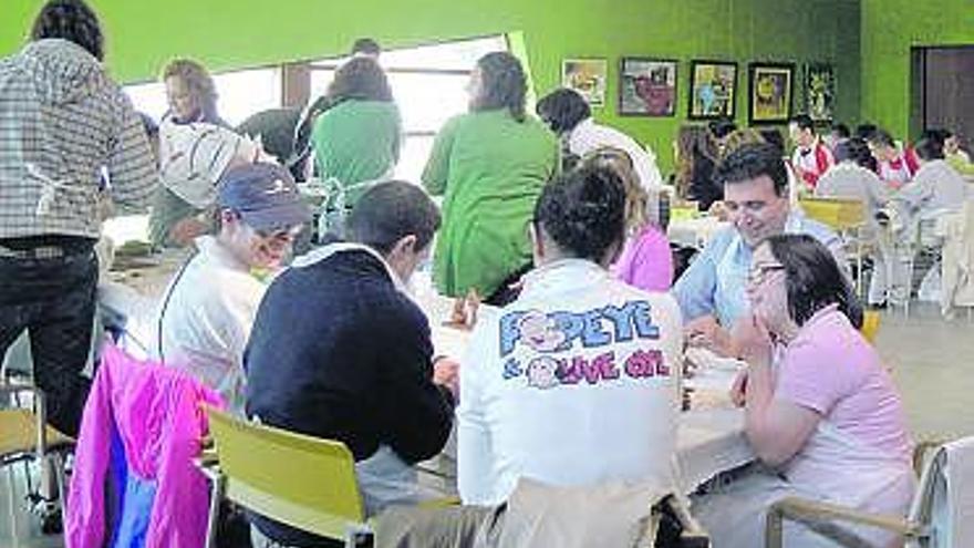 Los miembros de la asociación, durante el concurso de esculturas.