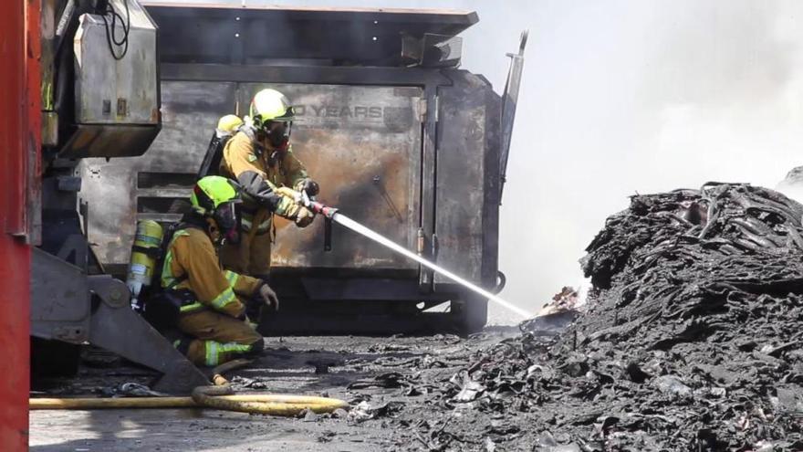 Un incendio en el polígono de Carrús afecta a cuatro naves