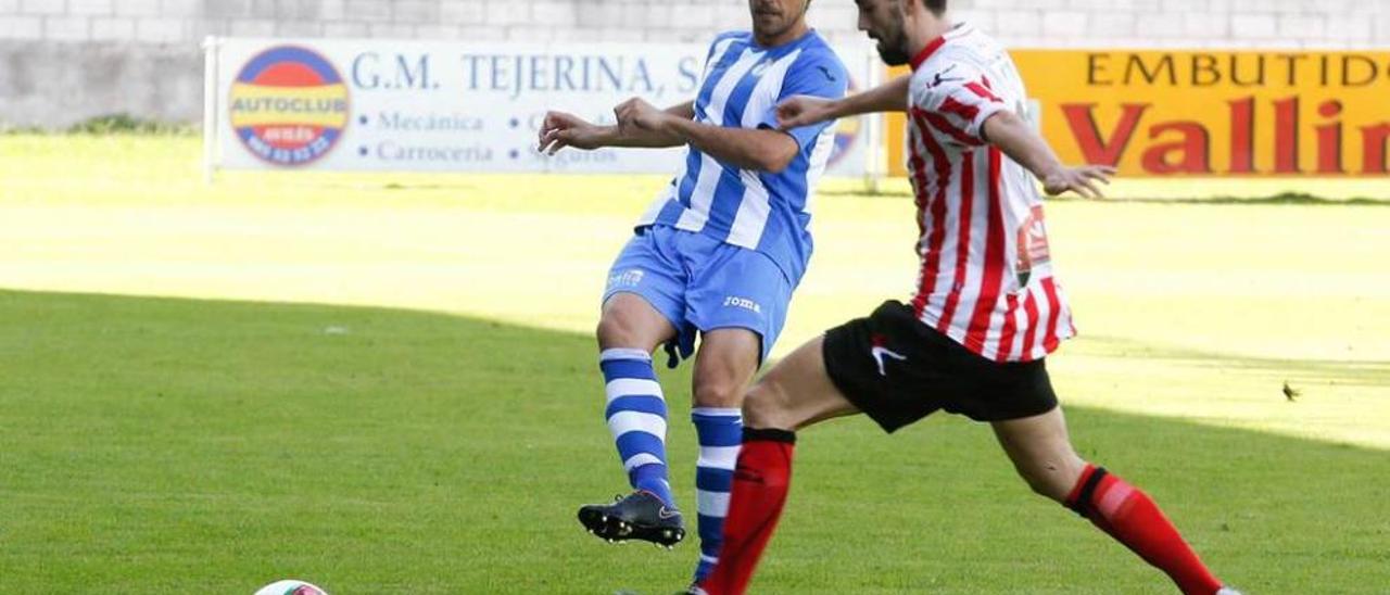 Nacho Fernández, izquierda, en el choque frente al Siero de la última jornada.