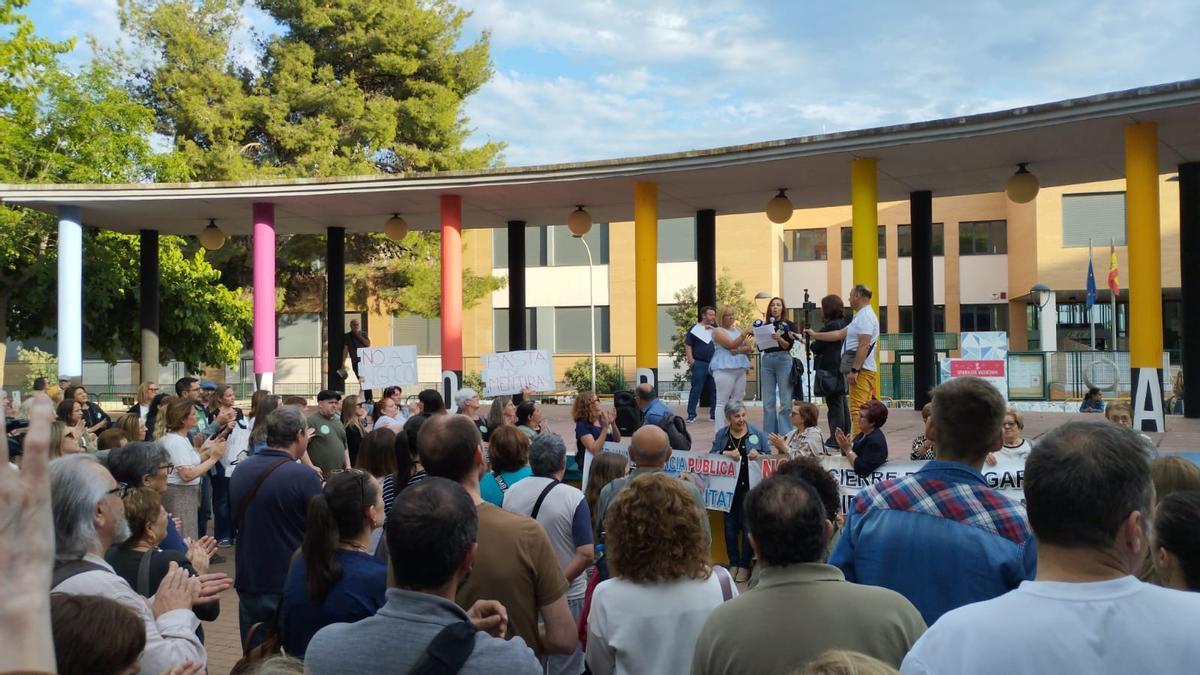 Momento de la lectura de los manifiestos contra el cierre de la residencia de mayores en la plaça del Parc de la Vall d'Uixó.
