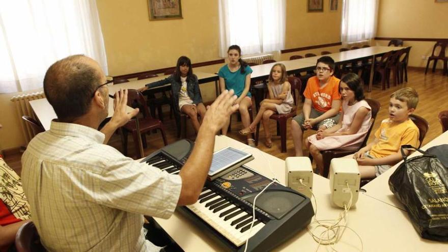 Carlos Ruiz de Arcaurte, director de la Escolanía y profesor del curso de canto, dirige a los niños.