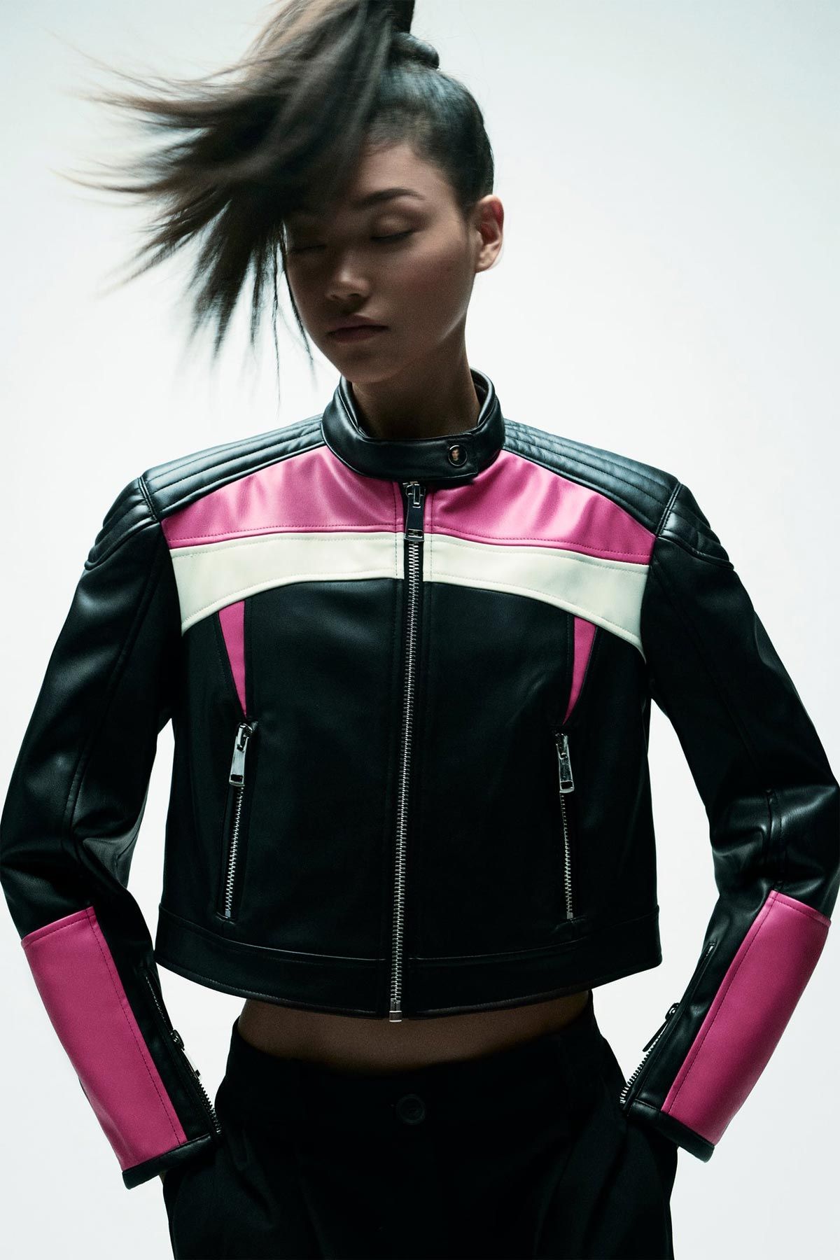 La 'chaqueta motomami' que arrasa en Zara, Bershka, Desigual... - Woman