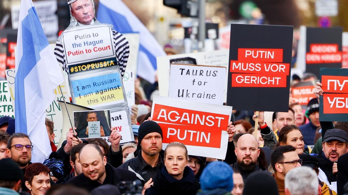 Imagen de los manifestantes pacifistas exigiendo el fin de la guerra y el enjuiciamiento de Vladímir Putin como criminal de guerra este domingo en Berlín.