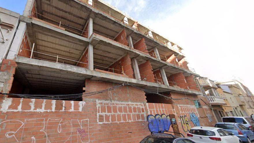 Un edificio en construcción que se quedó parado en la calle Sant Ramon de Gandia. | LEVANTE-EMV