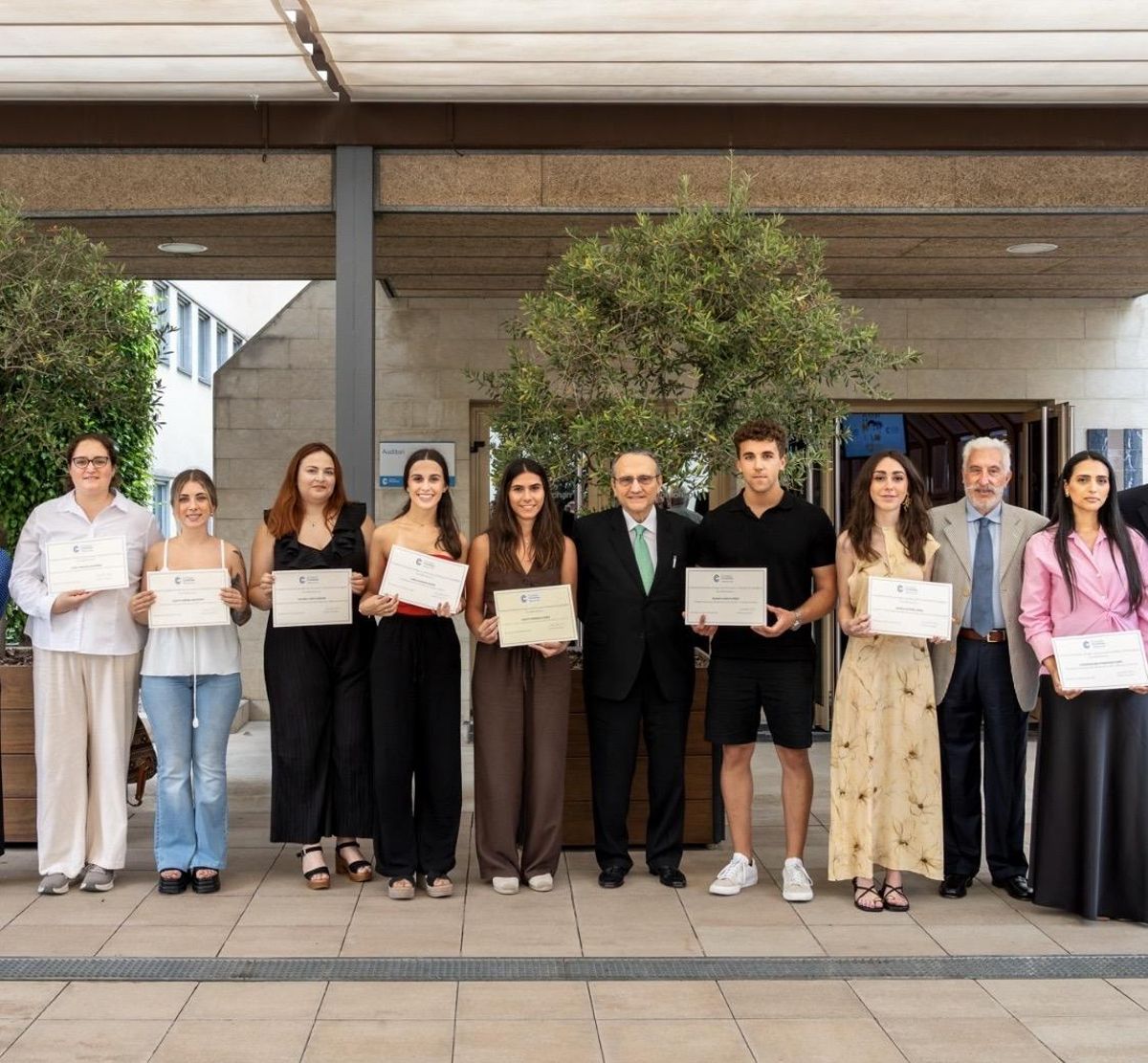 El presidente de la Fundación Corachan, Javier Moll junto a ocho de los estudiantes becados