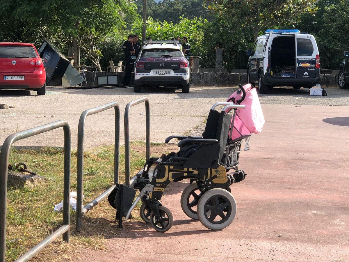 Una silla de ruedas y un carro de bebé en las inmediaciones del centro de Artes