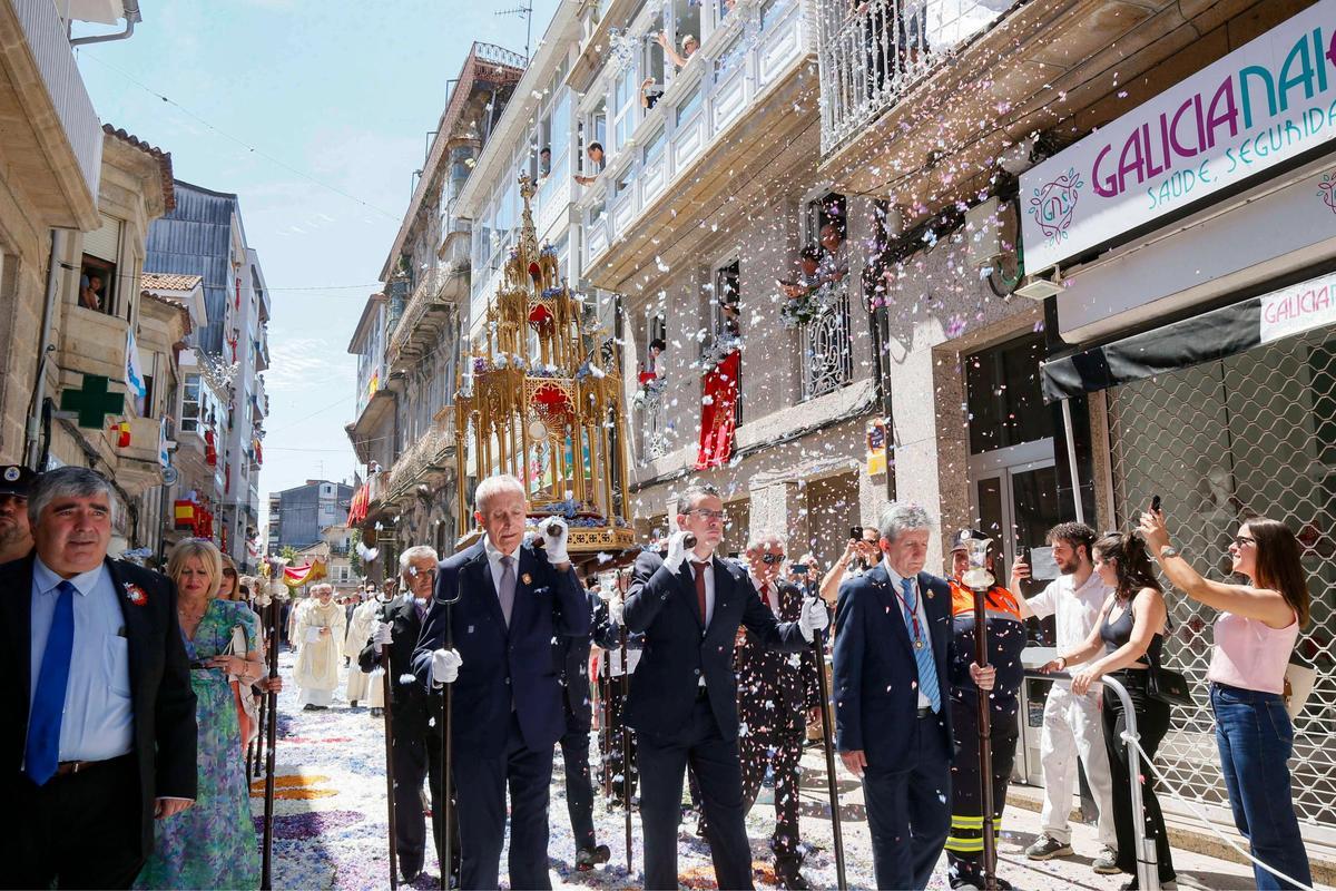 Ponteareas celebra la procesión del Corpus Christi con 35 alfombras florales Ponteareas celebra la procesión del Corpus Christi con 35 alfombras florales