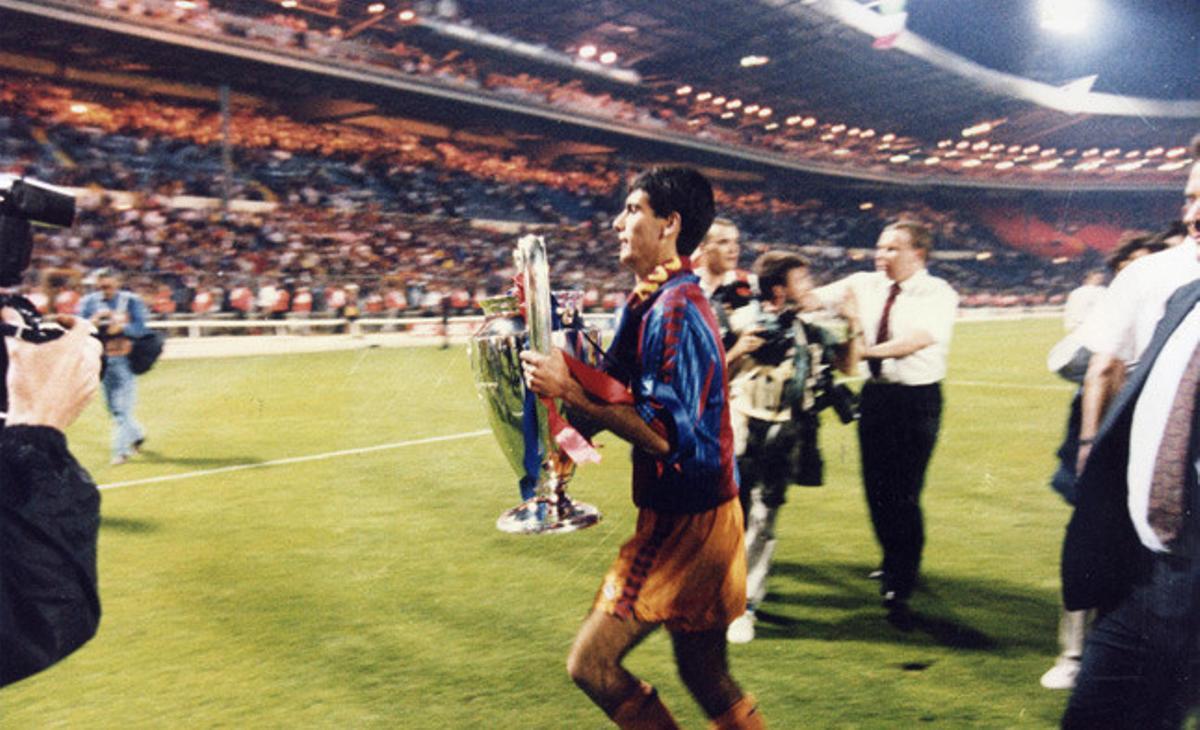 La primera, com a jugador. Un joveníssim Guardiola mostra el trofeu als aficionats blaugrana desplaçats al mític estadi londinenc el 20 de maig del 1992.