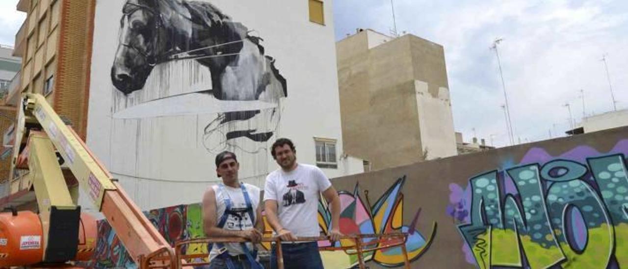 Mario Mankey con Sampedro en la plaza Bilbao.