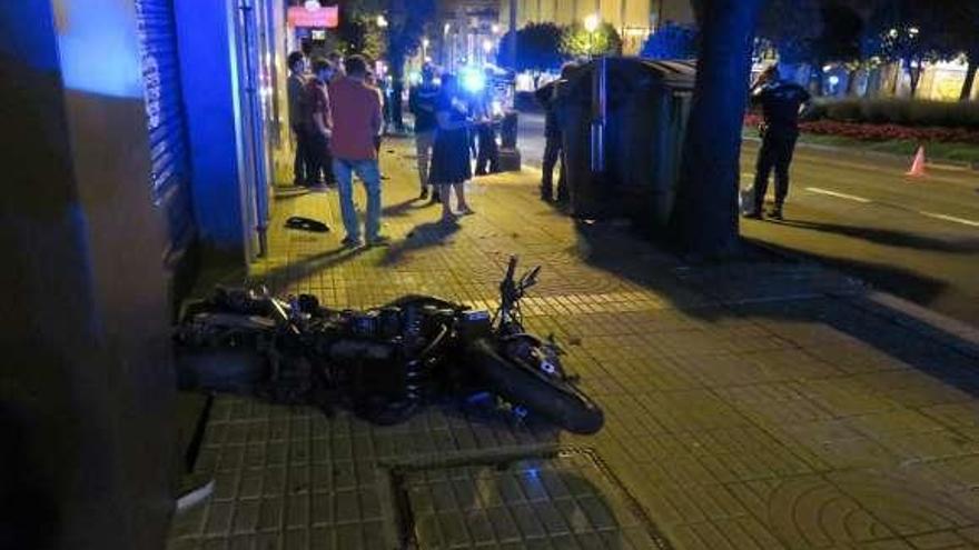 La moto en la que viajaba el fallecido en el accidente en Gran Vía. // R.L.