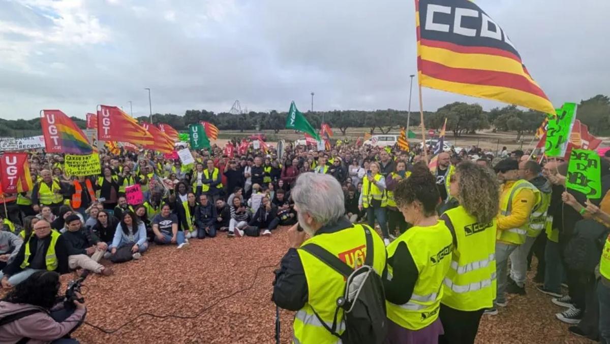 Los trabajadores de PortAventura reclaman mejoras en el convenio a las puertas del parque.