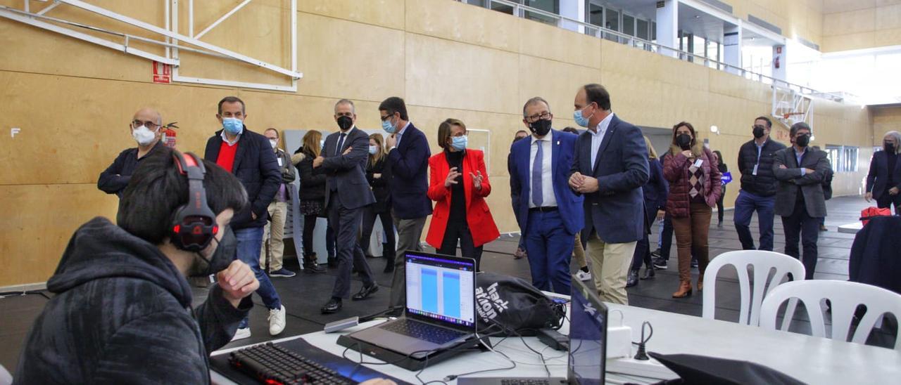 Las autoridades durante la inauguración del Hackathon Facsa Castellón.