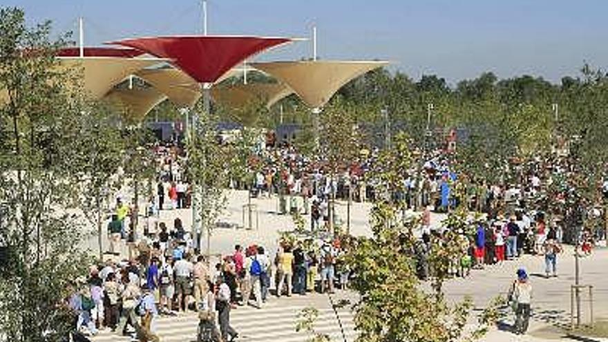 El recinto de la Exposición Internacional de Zaragoza está batiendo hoy un nuevo récord de asistencia, con largas colas a primeras horas de la mañana en sus accesos, sobre todo en la entrada de la Torre del Agua.