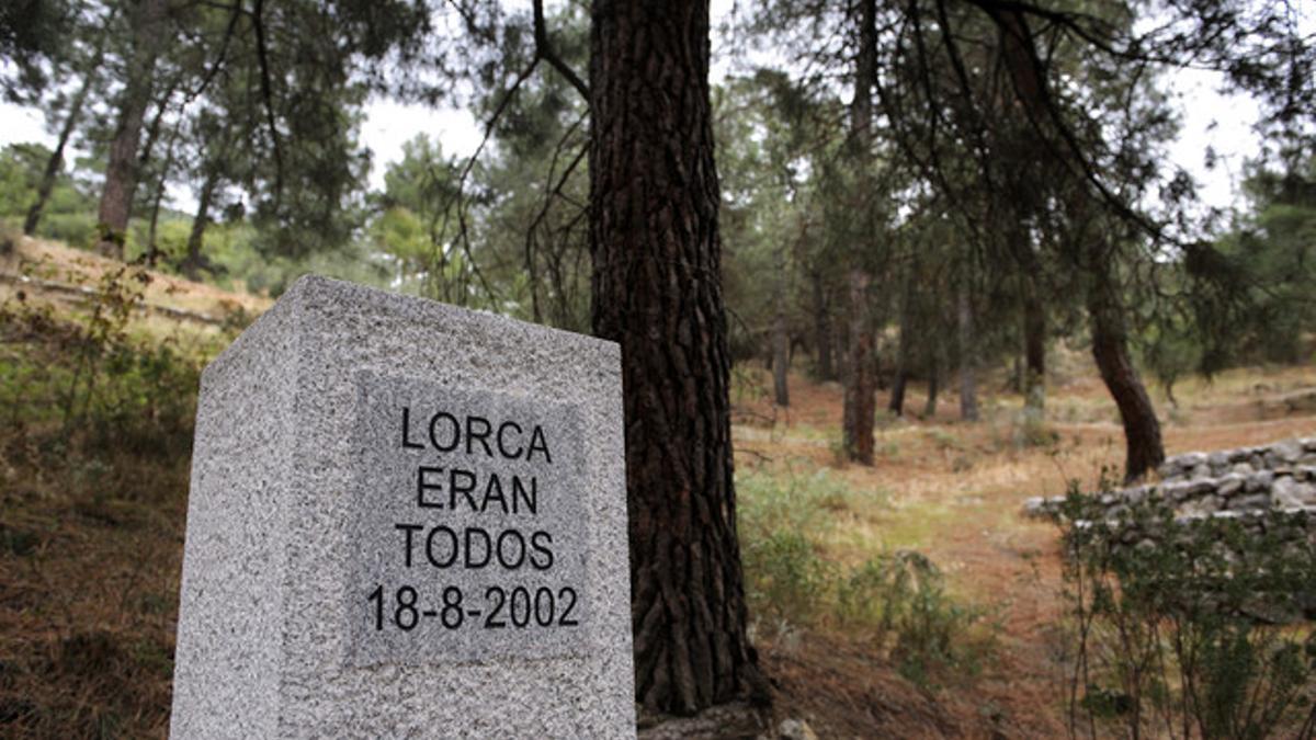 Monolito en honor a García Lorca y a las víctimas del franquismo en la zona donde se cree que están los restos del poeta y unas 1.800 personas más.