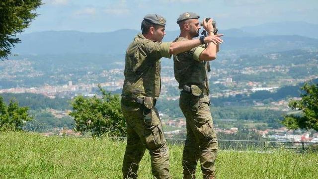 Soldados de la Brilat que participan en la Operación Centinela Gallego contra los incendios. // Rafa Vázquez