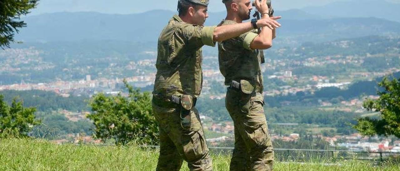 Soldados de la Brilat que participan en la Operación Centinela Gallego contra los incendios. // Rafa Vázquez