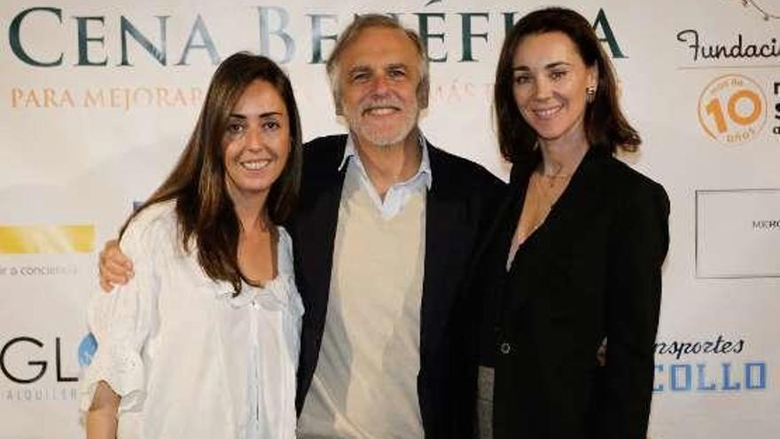 Paco Arango, entre María Luisa Sarandeses e Ishtar Espejo, durante el evento en Sariego.