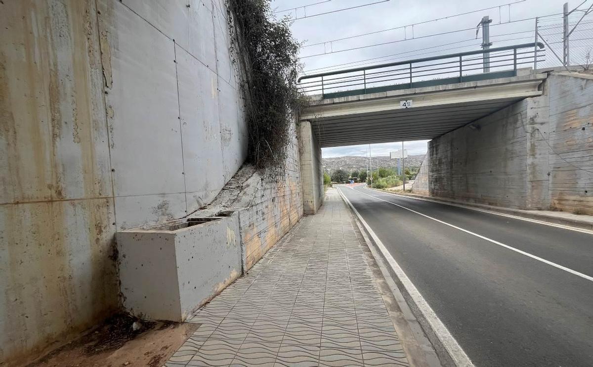 Tramo de la vía a su paso por debajo de las vías del tren por donde discurrirá el carril ciclopeatonal.