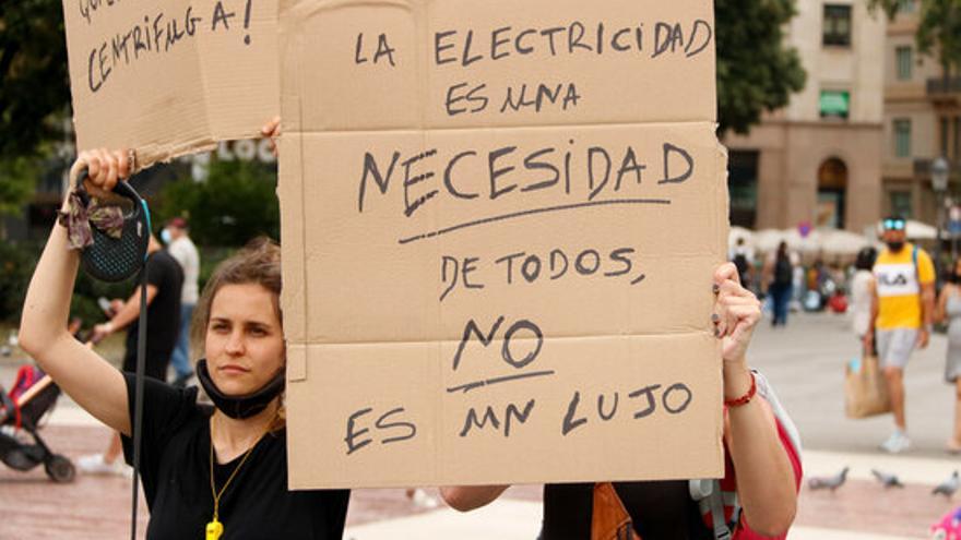 Manifestants amb pancartes contra l&#039;augment del preu de la llum durant la concentració del 5 de juny de 2021