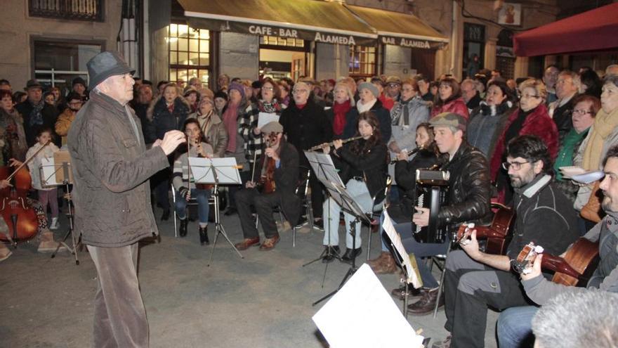 Tucho Perete, con sombrero, en la actuación del Coro San José este pasado marzo en Cangas.//G.N.