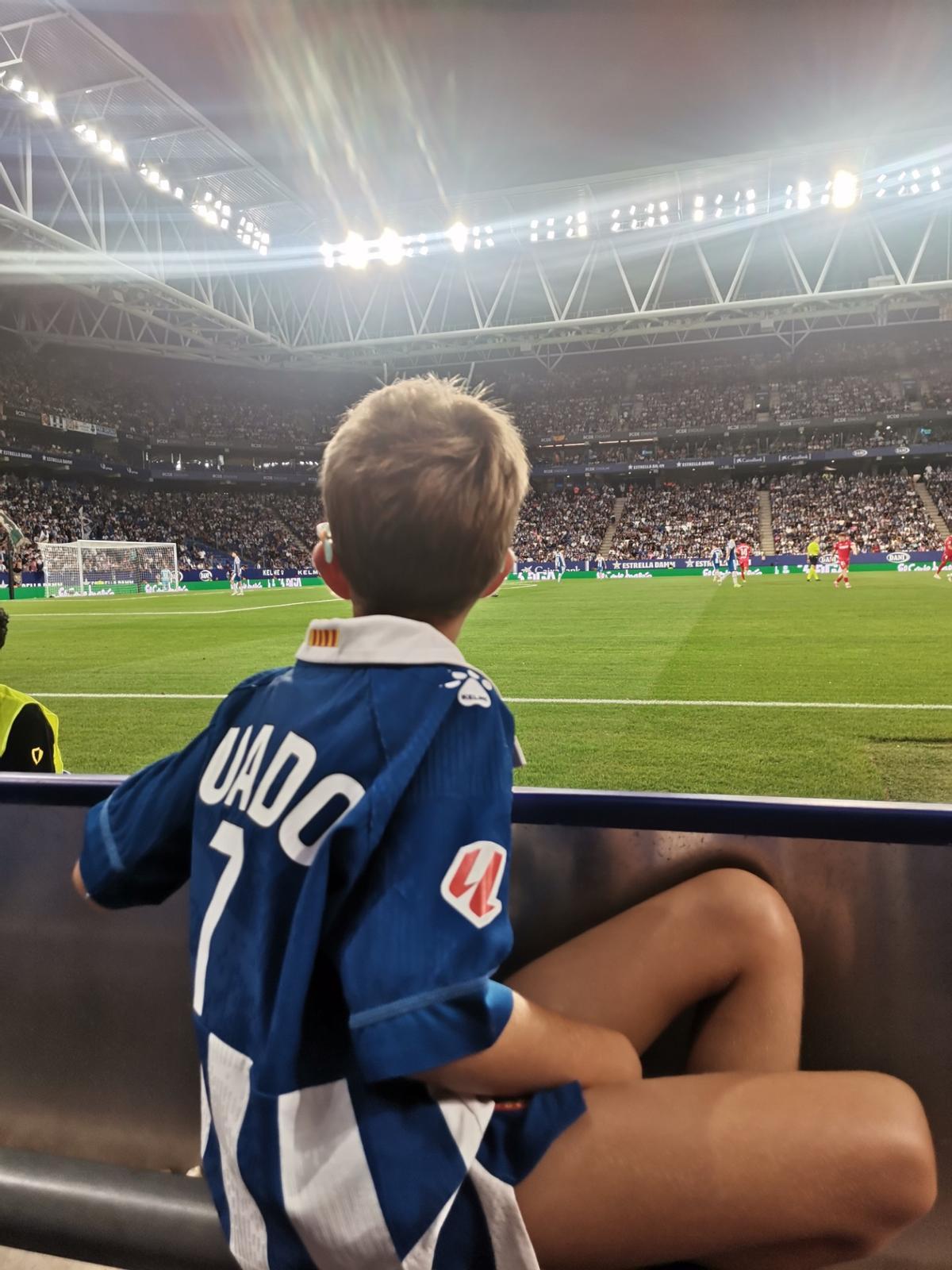 Mirant un partit a l'RCDE Stadium, el camp de l'Espanyol, l'equip favorit de la família