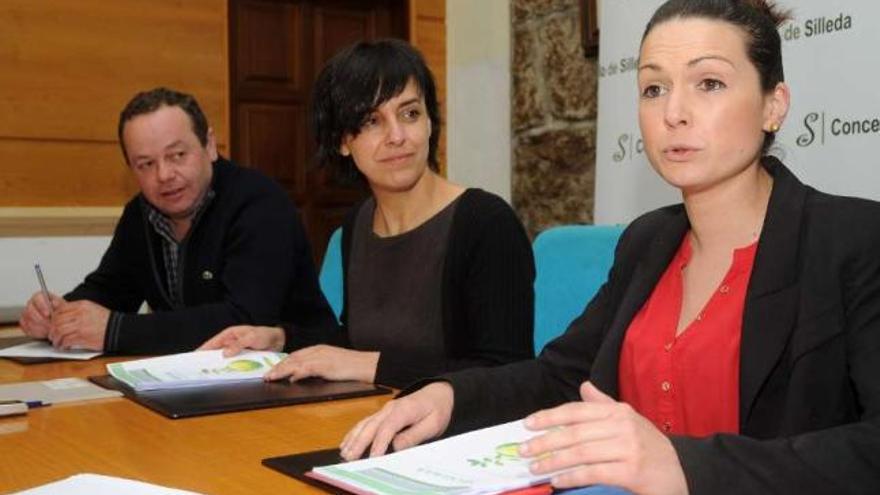 Antonio Couso, Paula Fernández Pena y Ángela García, ayer, en el consistorio.  // Bernabé/Javier Lalín