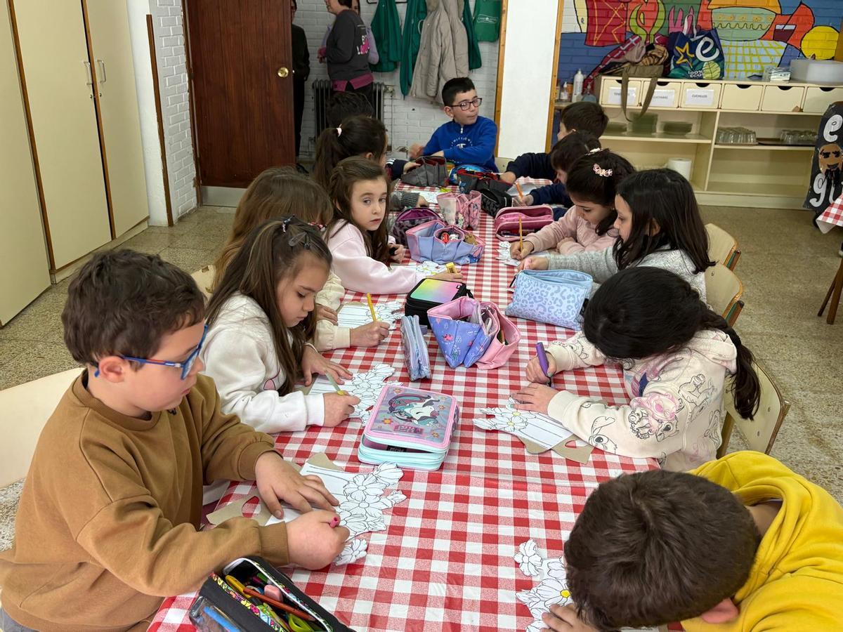 Los escolares de primero, segundo y tercero de Primaria preparan sus máscaras.