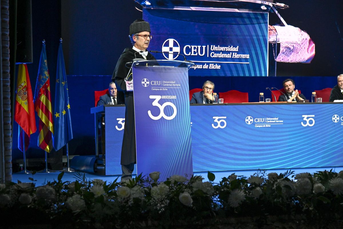 El rector de la Universidad Cardenal Herrera-CEU San Pablo de Elche durante su discurso conmemorativo del 30 aniversario de la institución en la ciudad
